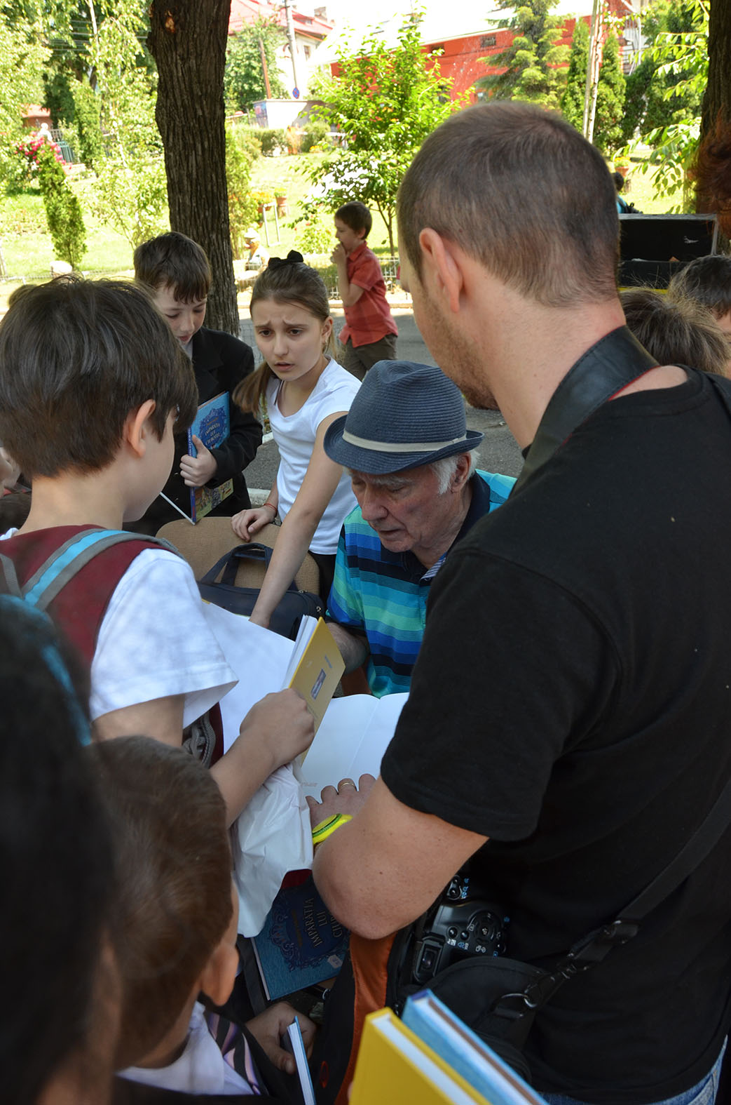 Prezenţă covârşitoare la întâlnirea cu cărţile copilăriei (GALERIE FOTO)