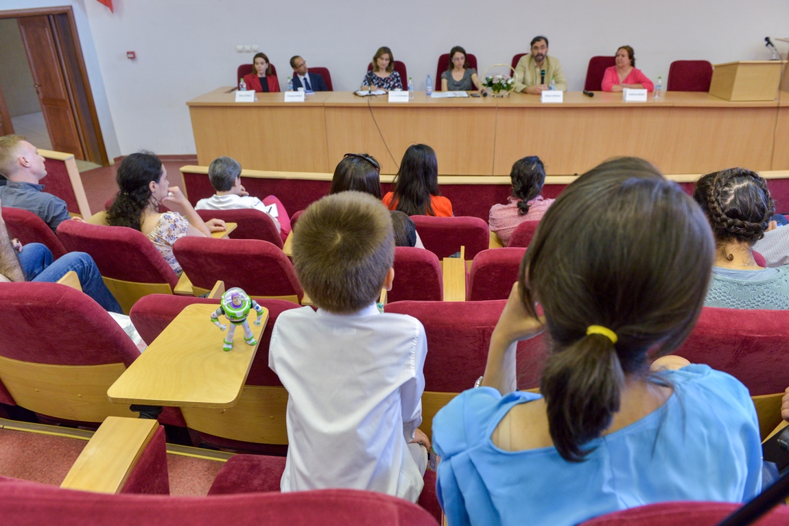 Foto: Ştefan Cojocariu Prin dezbatere publică, s-a stabilit: „Ocupația” principală a părintelui este grija față de copil