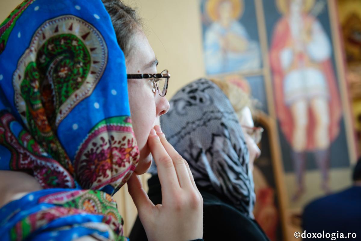 femeie cu mâna la față