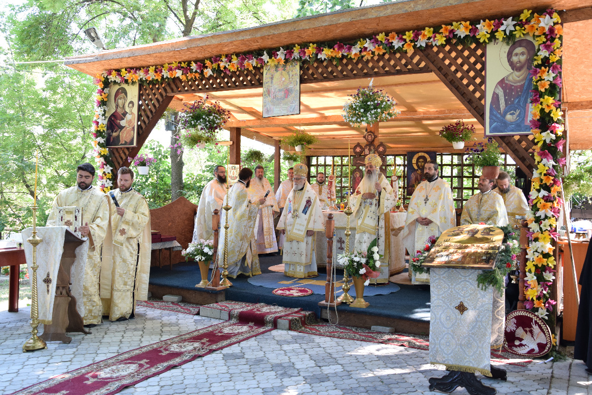 Slujbă arhierească și rugăciuni pentru ploaie, la Mănăstirea Bucium