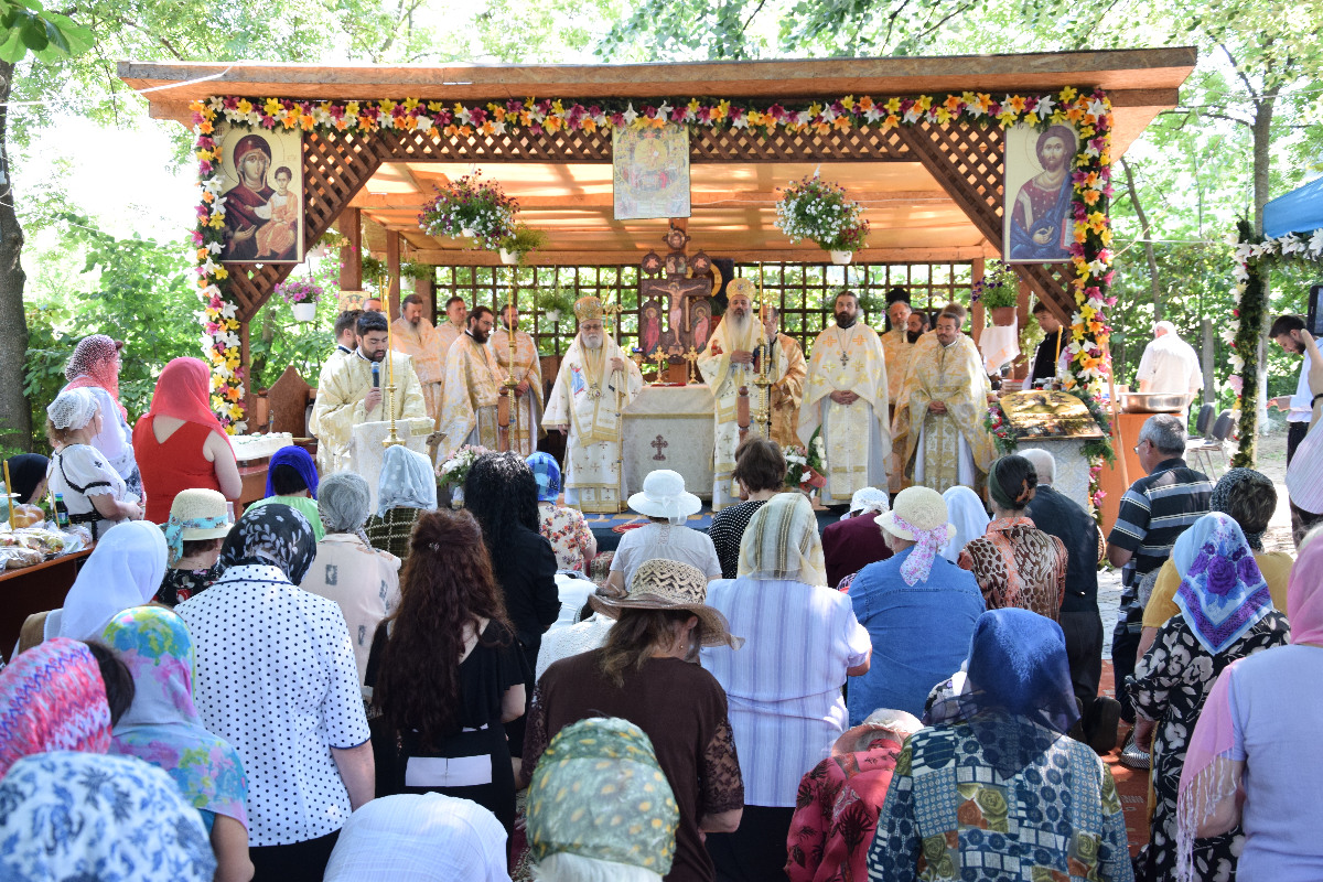 Slujbă arhierească și rugăciuni pentru ploaie, la Mănăstirea Bucium Slujbă arhierească și rugăciuni pentru ploaie, la Mănăstirea Bucium