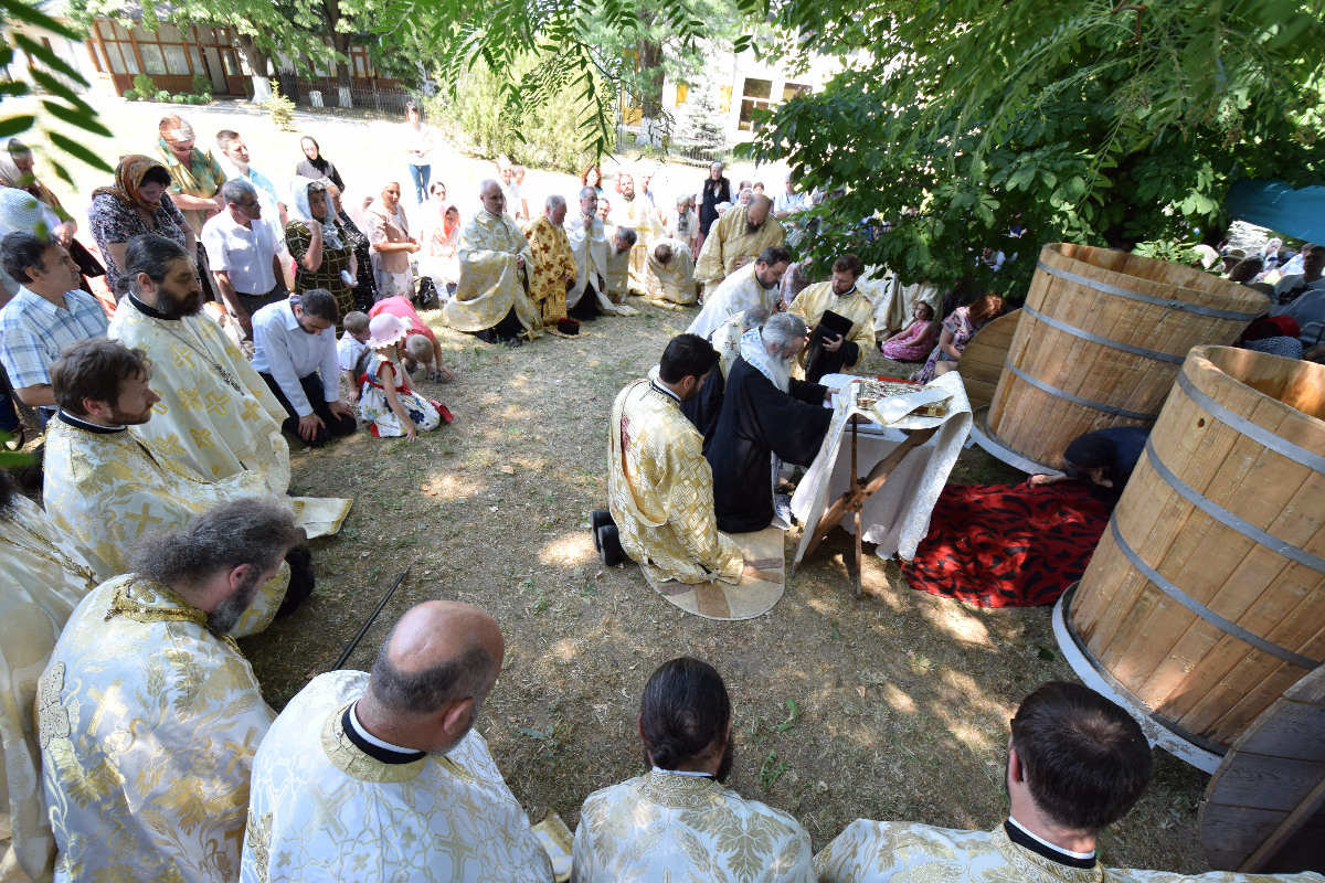 Slujbă arhierească și rugăciuni pentru ploaie, la Mănăstirea Bucium Slujbă arhierească și rugăciuni pentru ploaie, la Mănăstirea Bucium