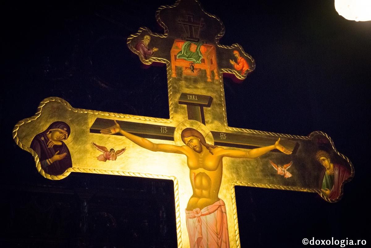 Din pulberea pământului