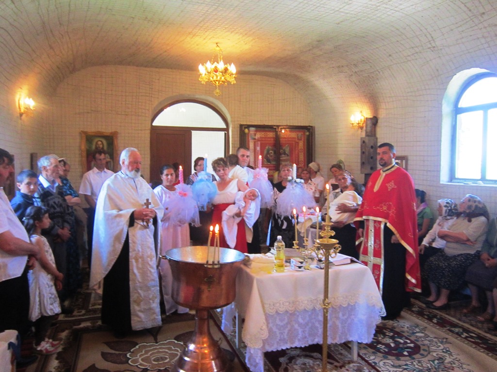 Mamă cu trei copii, botezați în credința ortodoxă