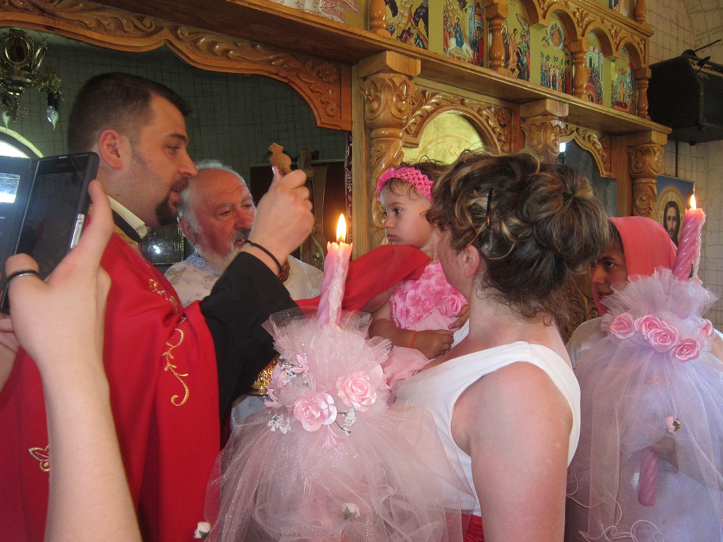 Mamă cu trei copii, botezați în credința ortodoxă