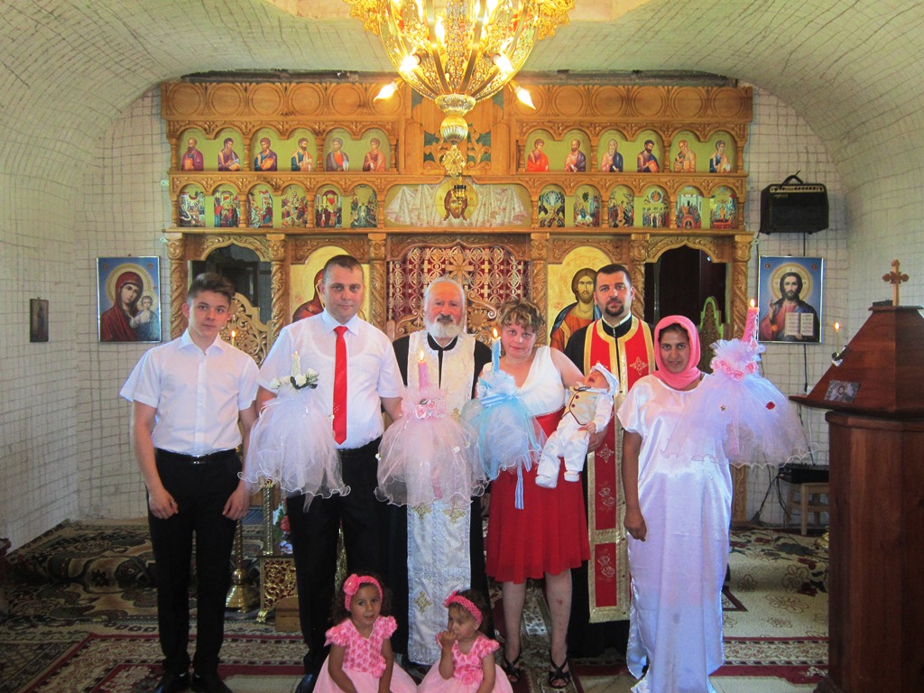 Mamă cu trei copii, botezați în credința ortodoxă