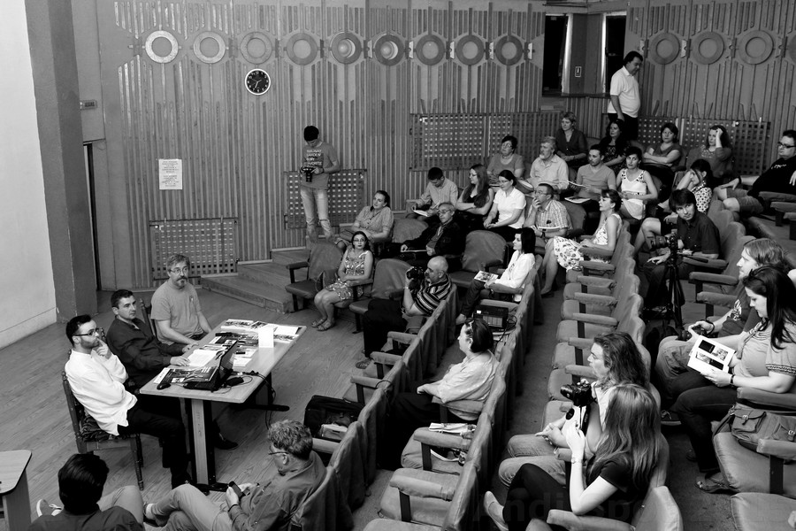 Foto: Ioan Apetrei Fotografiile vechi, păstrate cu sprijinul parohiei