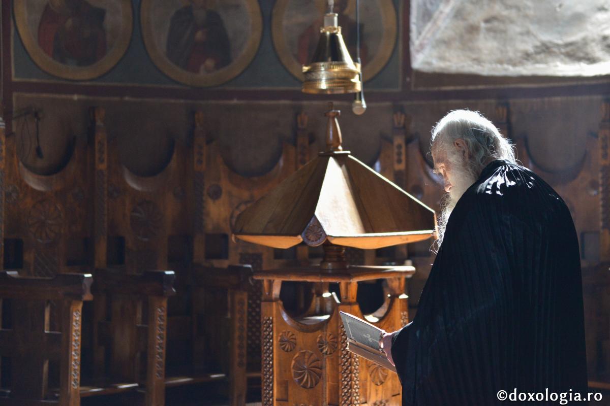 călugăr bătrân citind din carte