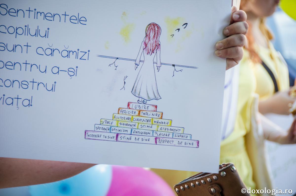 Fiecare copil este oglinda familiei în care trăiește / Foto: Bogdan Zamfirescu pancartă de la marșul pentru viață