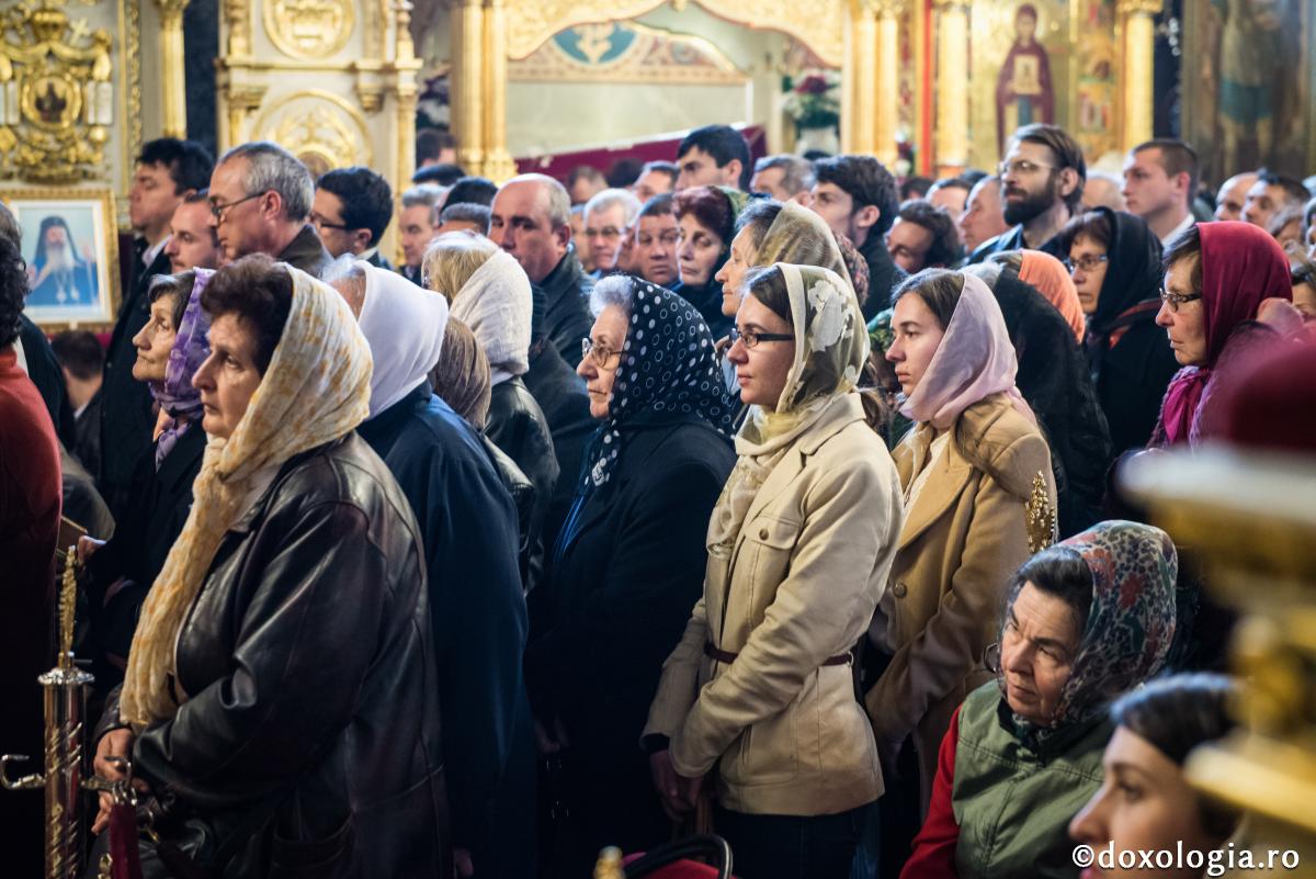 Cum ajung oamenii să se simtă atât de singuri?