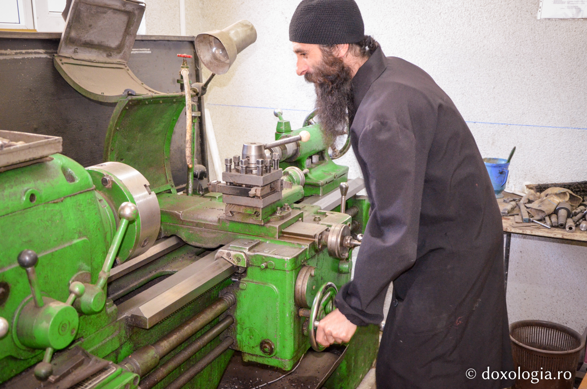 O vizită la atelierele de tâmplărie și fierărie de la Pângărați / Foto: Maria Burlă atelier la Mănăstirea Pângărați