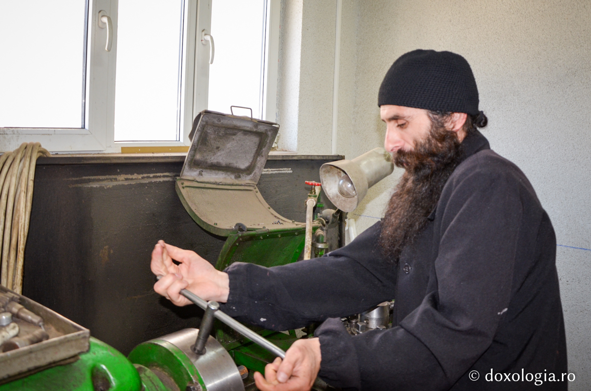 O vizită la atelierele de tâmplărie și fierărie de la Pângărați / Foto: Maria Burlă atelier la Mănăstirea Pângărați