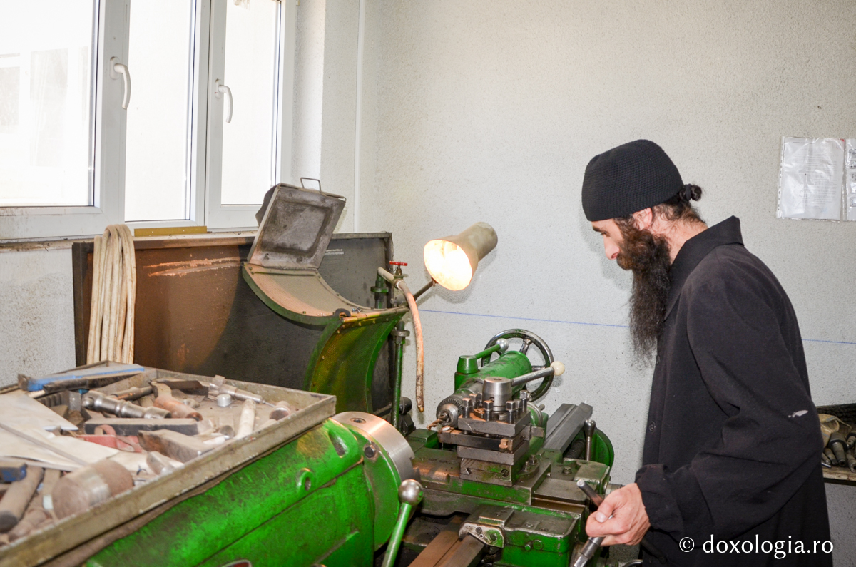 O vizită la atelierele de tâmplărie și fierărie de la Pângărați / Foto: Maria Burlă atelier la Mănăstirea Pângărați