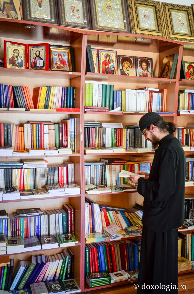 călugăr în bibliotecă