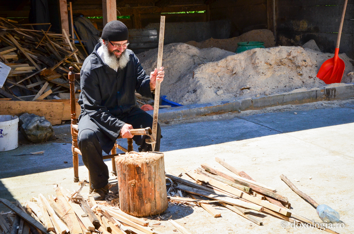 călugăr ascuțind țăruși