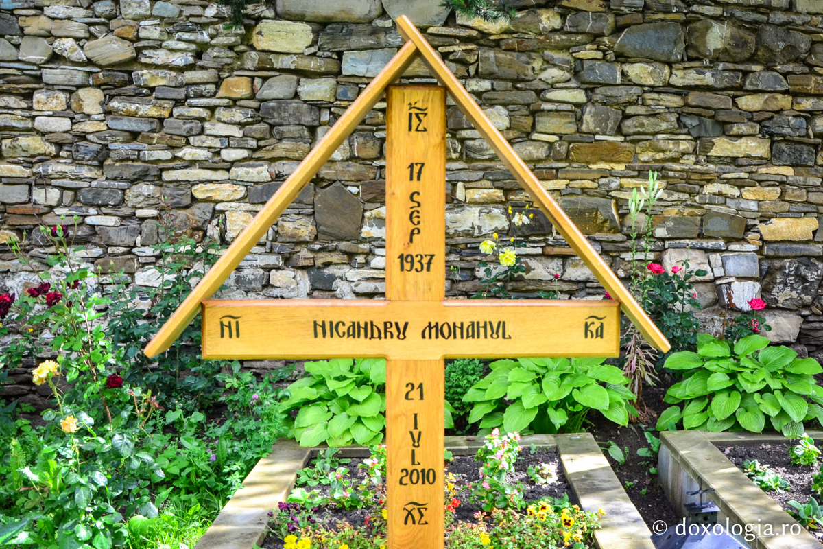 „Monahul Nicandru de la Pângărați accepta orice dojană și se smerea la toate” / Foto: Maria Burlă crucea de la mormântul monahului Nicandru