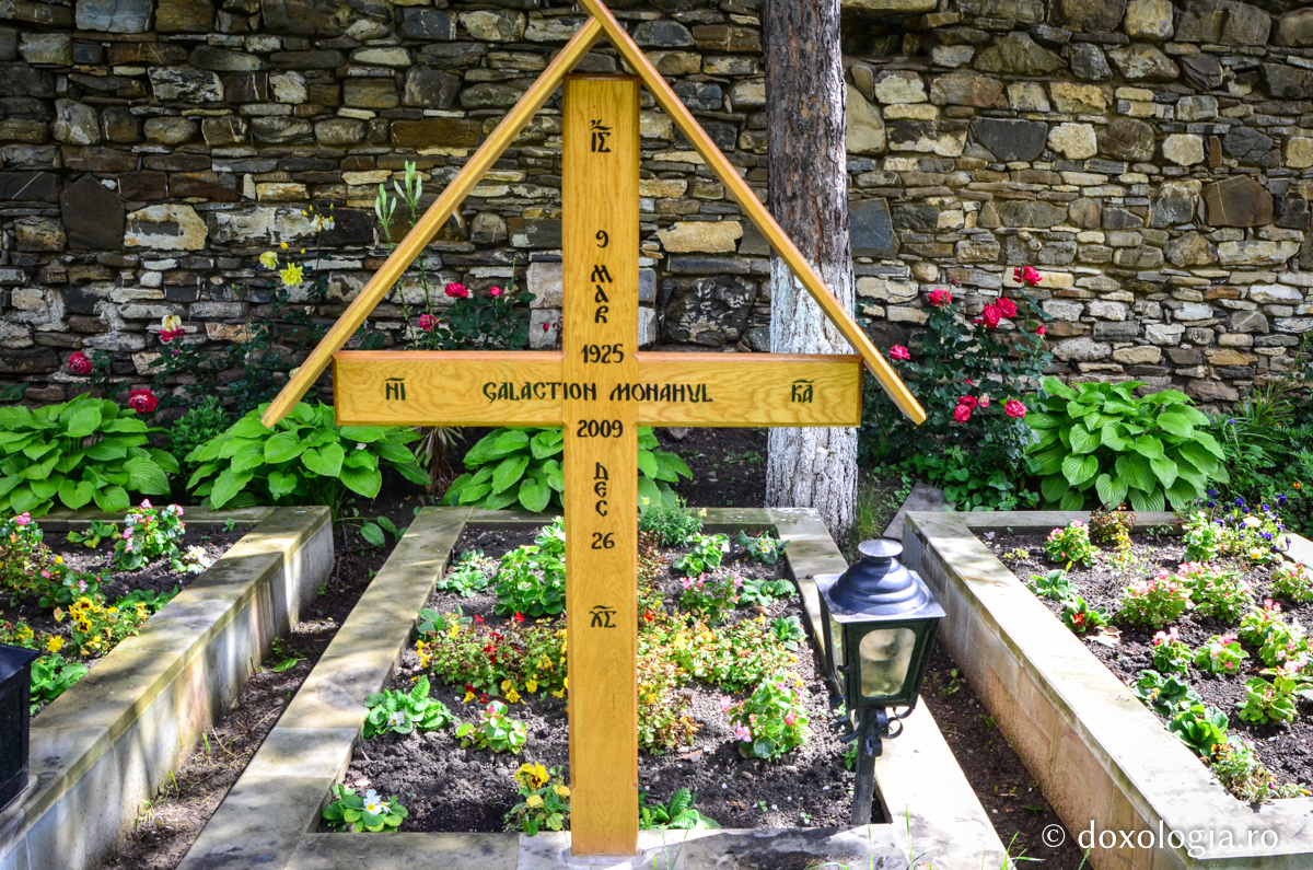 Mormântul Părintelui Galaction de la Pângăraţi /Foto: Maria Burlă „Pedepsește-mă, Doamne, în lumea aceasta, numai dincolo dă-mi mântuire”