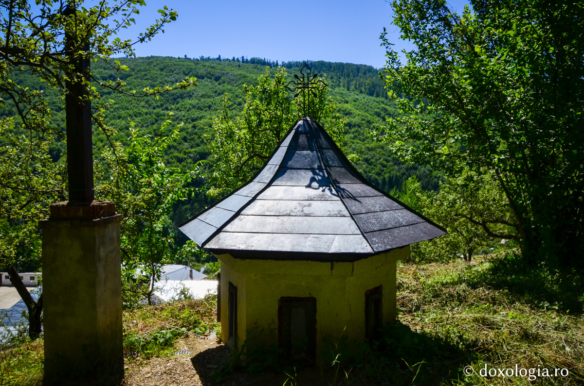 Micul paraclis de sub pământ, locul de rugăciune tainică a monahului Galaction de la Pângăraţi / Foto: Maria Burlă „Pedepsește-mă, Doamne, în lumea aceasta, numai dincolo dă-mi mântuire”