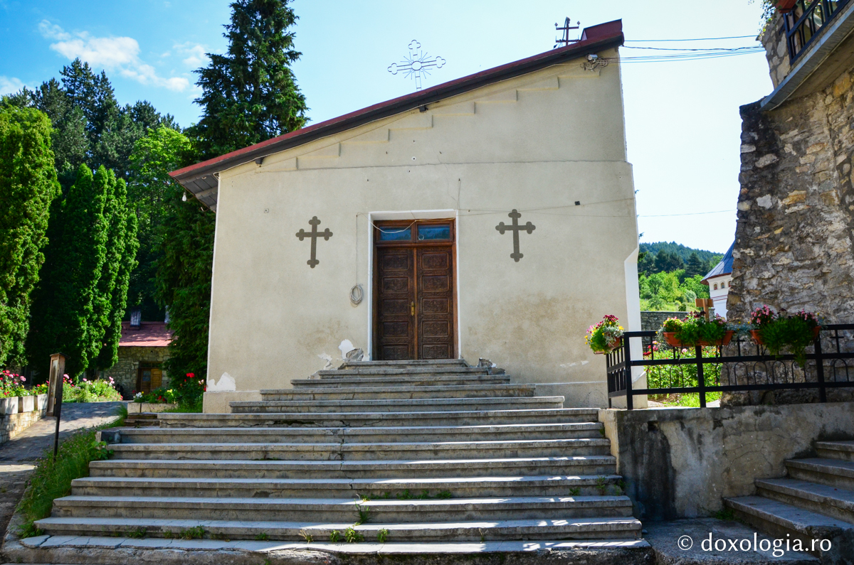 Mănăstirea Pângărați: durerile naşterii din ruine