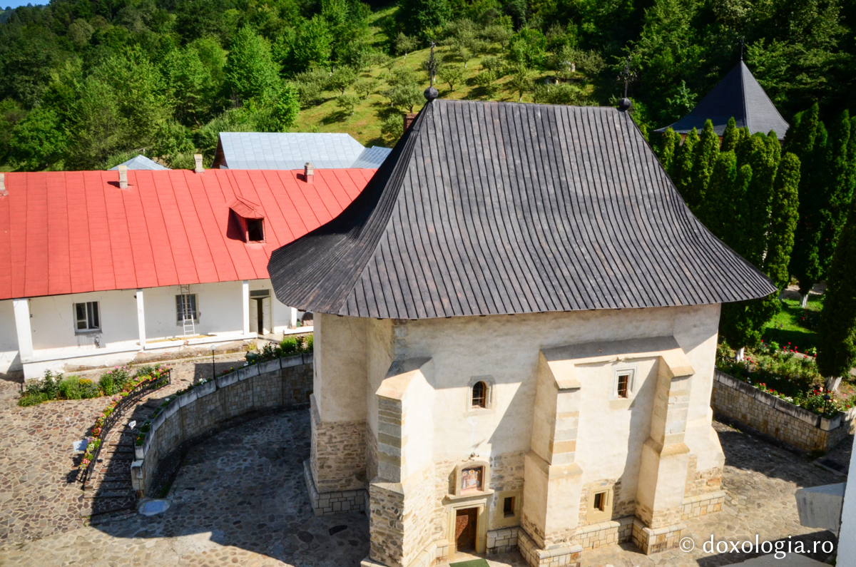 Biserica voievodală a Mănăstirii Pângărați, ocrotită de Sfântul Mare Mucenic Dimitrie / Foto: Maria Burlă Biserica voievodală a Mănăstirii Pângărați, ocrotită de Sfântul Mare Mucenic Dimitrie