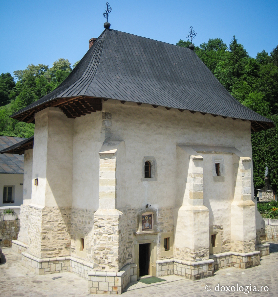 Biserica voievodală a Mănăstirii Pângărați, ocrotită de Sfântul Mare Mucenic Dimitrie / Foto: Maria Burlă Biserica voievodală a Mănăstirii Pângărați, ocrotită de Sfântul Mare Mucenic Dimitrie