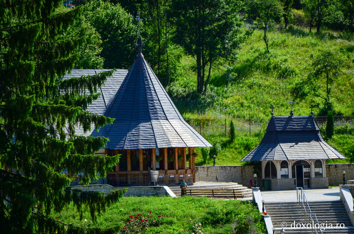 Altarul de vară și lumânărarul mănăstirii