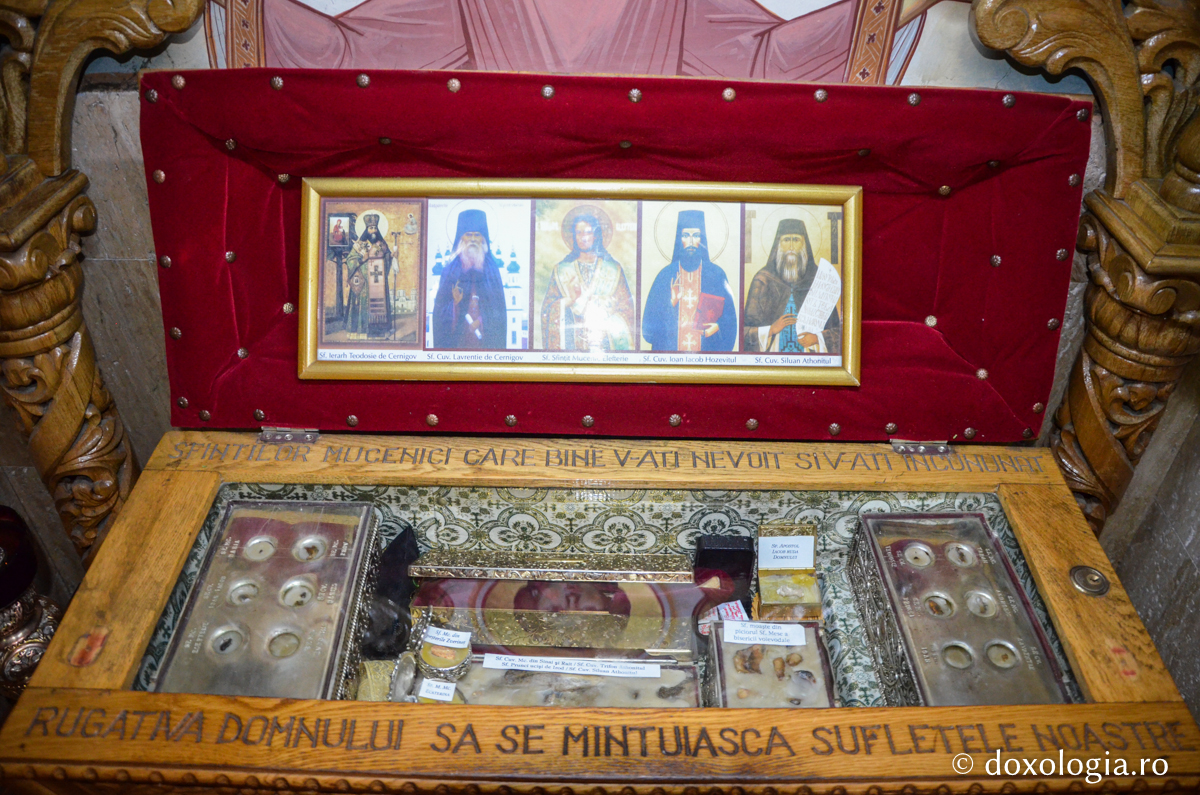 Sfintele moaște de la Mănăstirea Pângărați / Foto: Maria Burlă Sfintele moaște de la Mănăstirea Pângărați