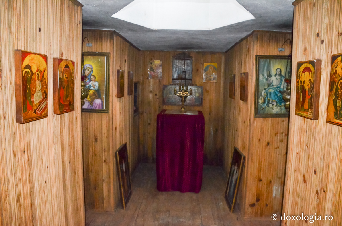 Micul paraclis de sub pământ (interior), locul de rugăciune tainică a monahului Galaction de la Pângăraţi / Foto: Maria Burlă „Pedepsește-mă, Doamne, în lumea aceasta, numai dincolo dă-mi mântuire”
