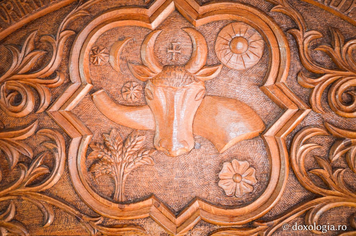 stema moldovei sculptată în lemn