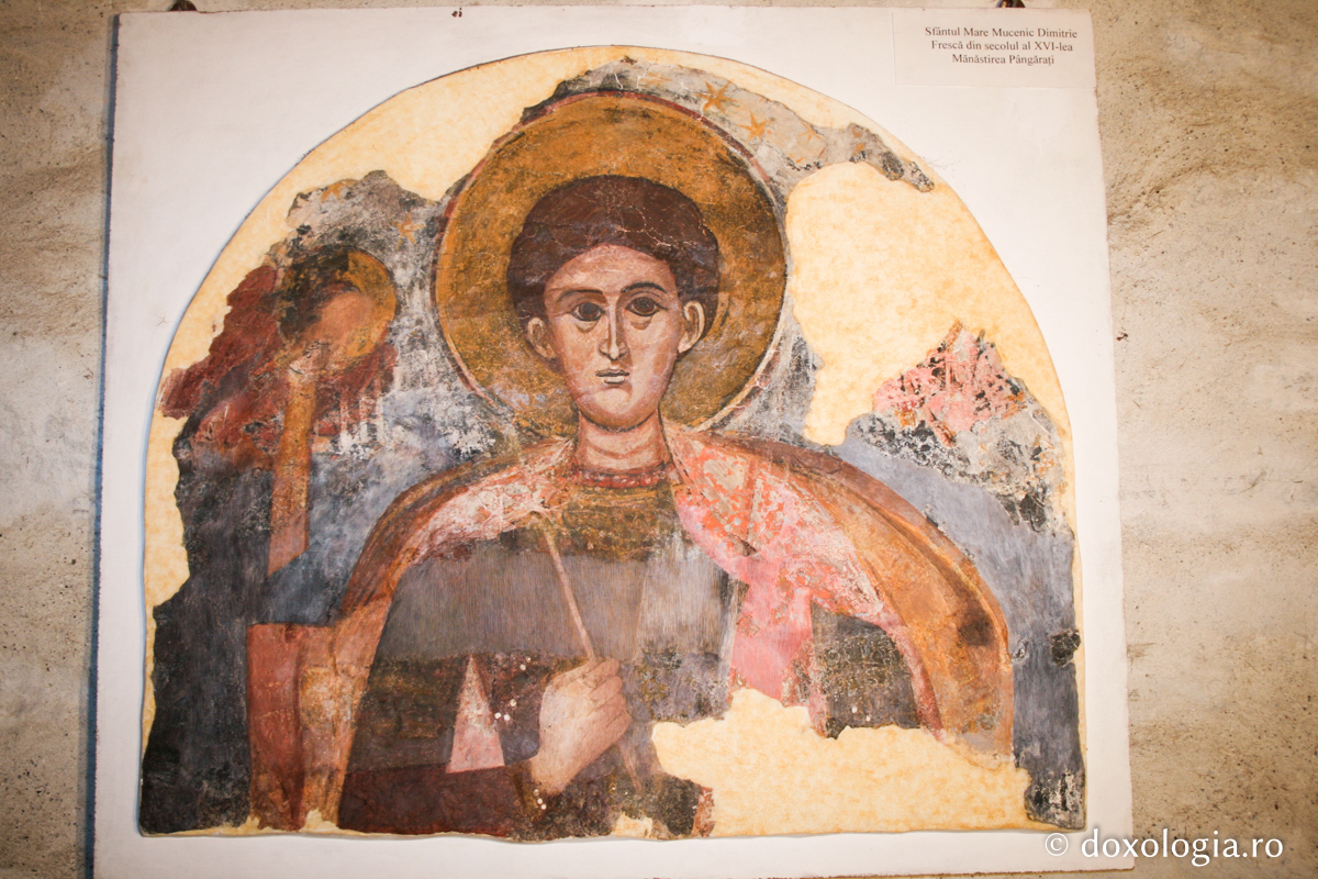 Fragment de frescă aflat în muzeul mănăstirii, înfățișându-l pe Sfântul Mare Mucenic Dimitrie /  Foto: Maria Burlă Fragment de frescă aflat în muzeul mănăstirii, înfățișându-l pe Sfântul Mare Mucenic Dimitrie