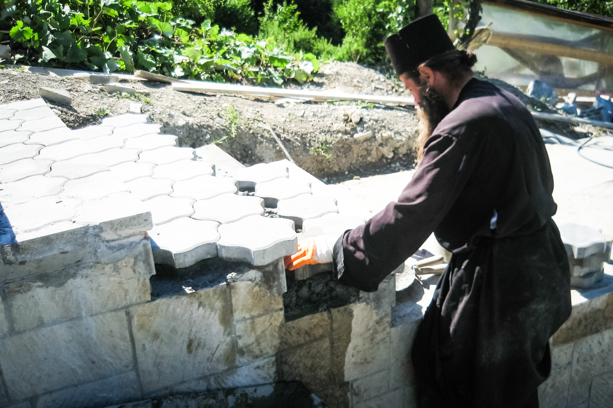 Renaşterea din dărâmături a Mănăstirii Pângărați