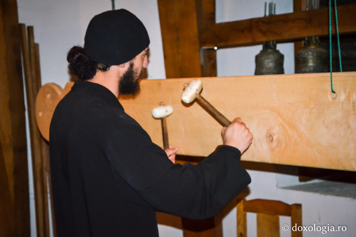 călugăr bătând toaca