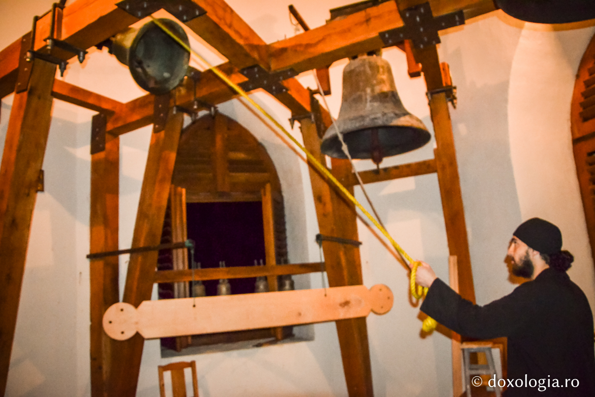 călugăr trăgând clopotul