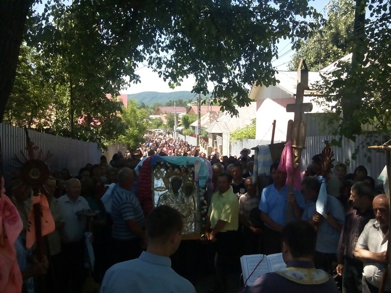 Procesiune cu icoana Maicii Domnului de la Trifeşti Procesiune cu icoana Maicii Domnului de la Trifeşti