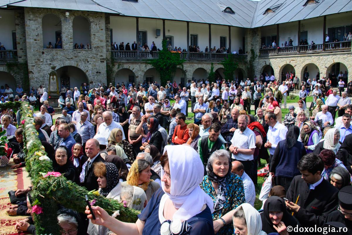 credincioși participând la slujbă