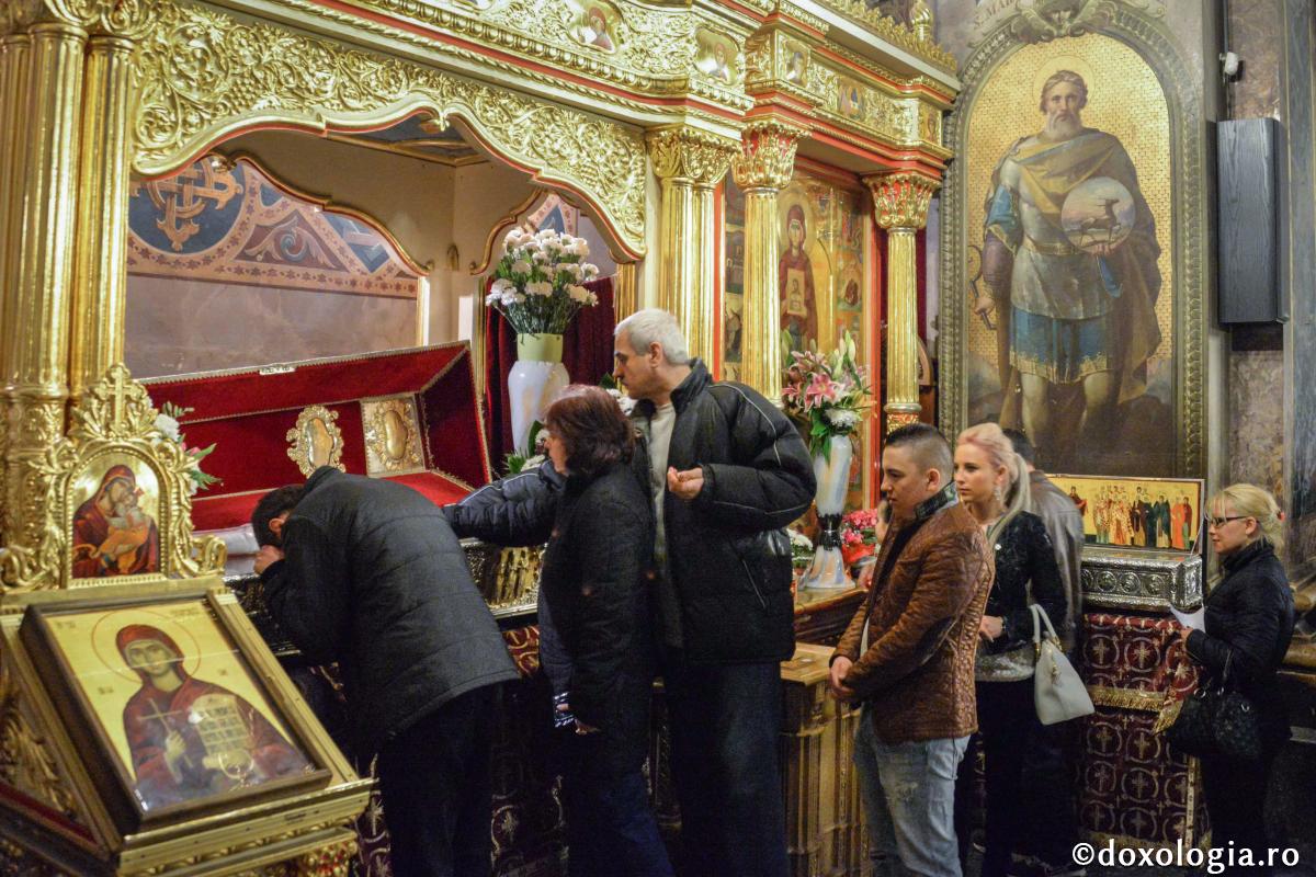 Fata care plângea cu mâna pe raclă