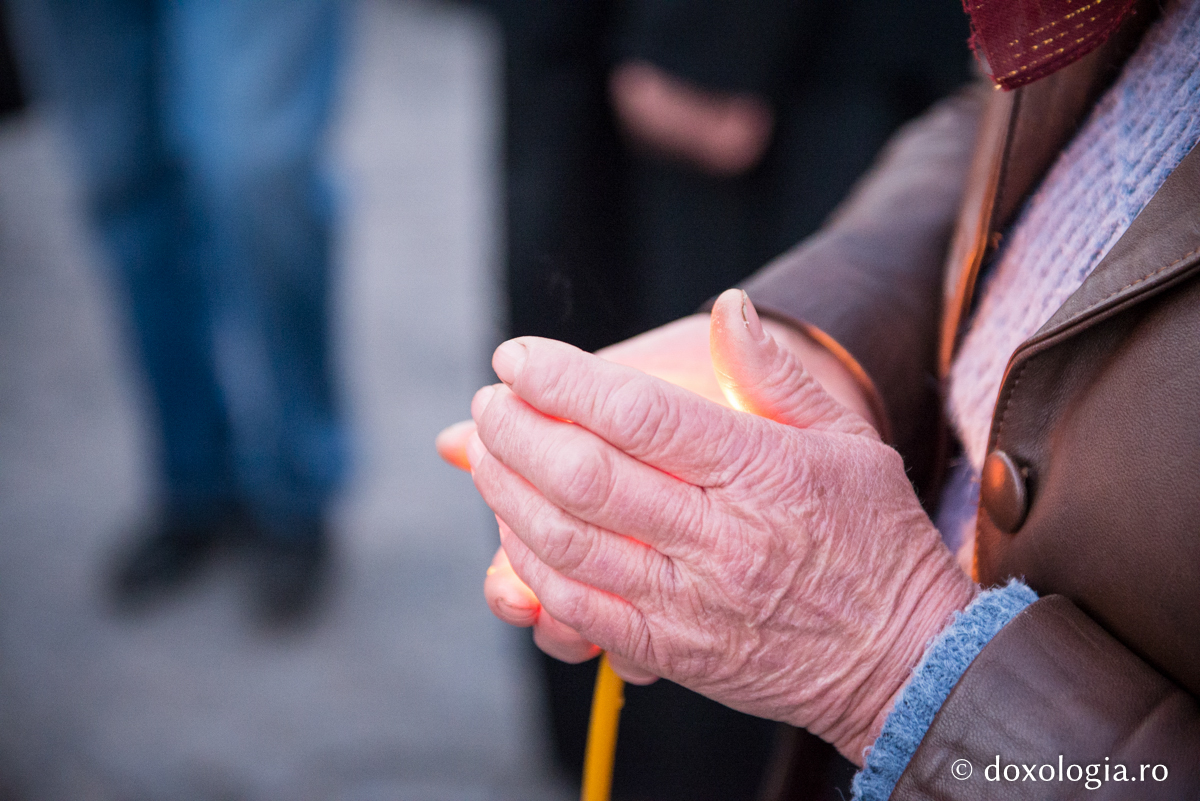 lumânare aprinsă în mână