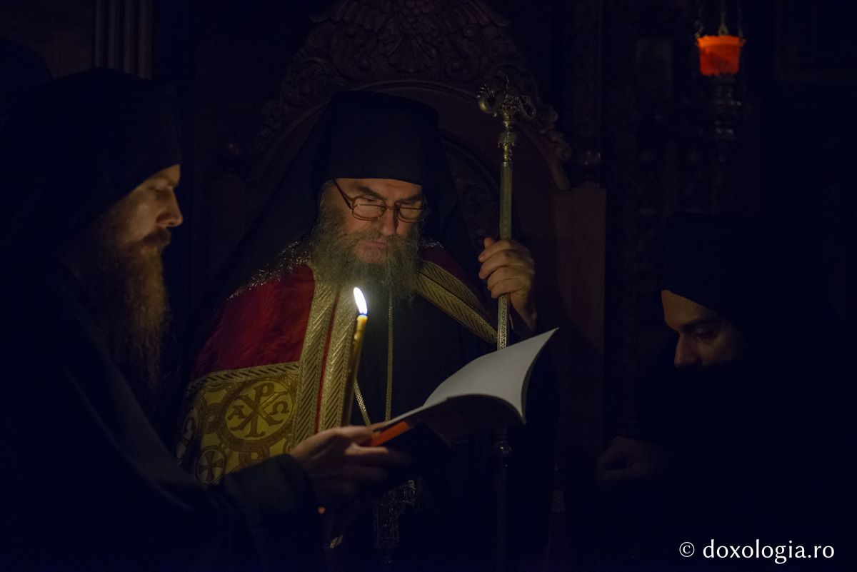 preot citind la lumânare