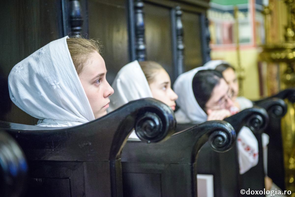 Statul pe scaun în biserică