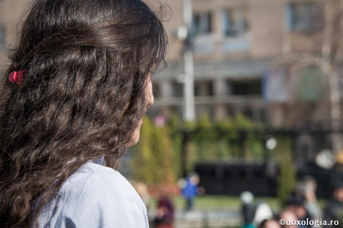 Hristoase, care sunt oamenii „săraci cu duhul”? / Foto: Oana Nechifor tânără privind în zare