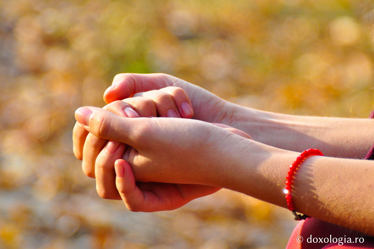 mâini împreunate