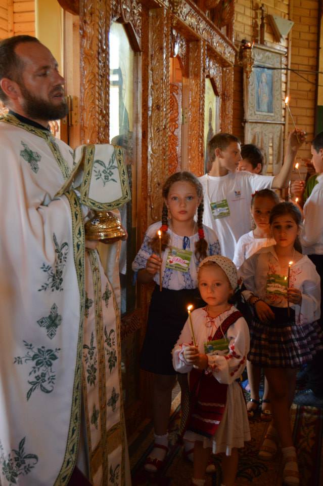 Cu privirea spre cer în tabăra „Voioşeii din Şendreni“