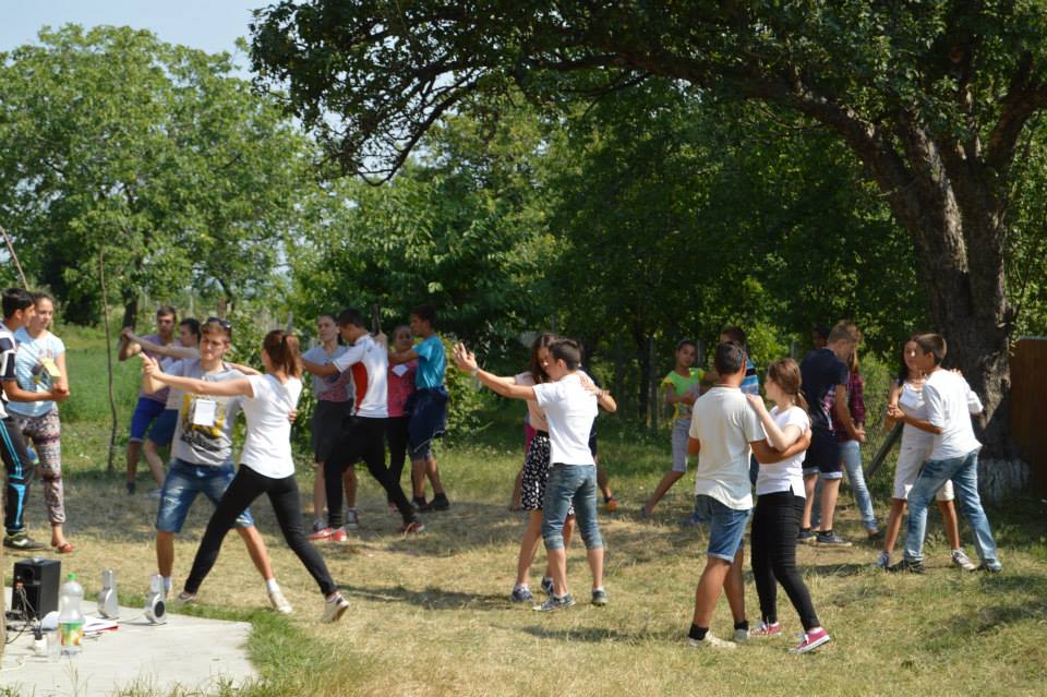 Cu privirea spre cer în tabăra „Voioşeii din Şendreni“