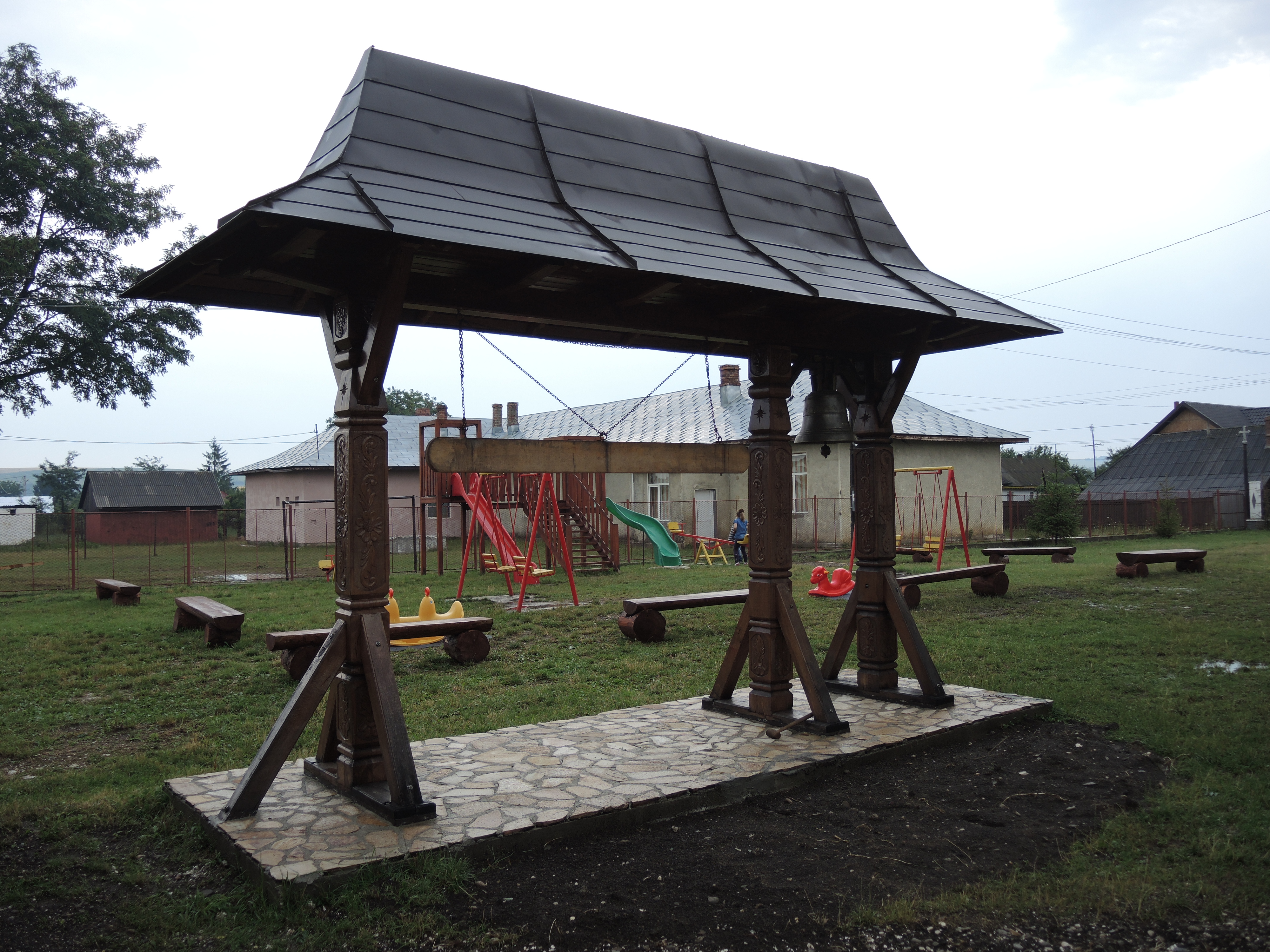 IPS Mitropolit Teofan a sfințit un altar de vară în Parohia Podoleni II IPS Mitropolit Teofan a sfințit un altar de vară în Parohia Podoleni II