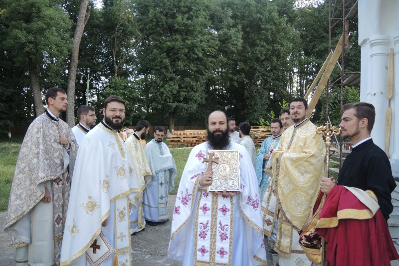 IPS Mitropolit Teofan, în mijlocul preoților proaspăt hirotoniți din Arhiepiscopia Iaşilor