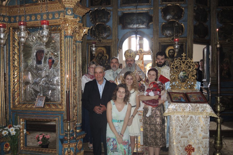 IPS Mitropolit Teofan, în mijlocul preoților proaspăt hirotoniți din Arhiepiscopia Iaşilor