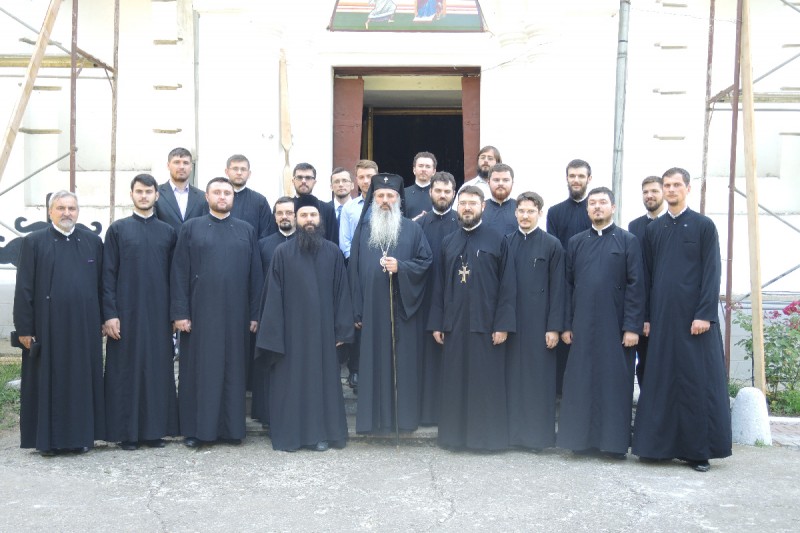 IPS Mitropolit Teofan, în mijlocul preoților proaspăt hirotoniți din Arhiepiscopia Iaşilor