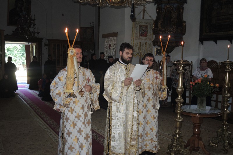 IPS Mitropolit Teofan, în mijlocul preoților proaspăt hirotoniți din Arhiepiscopia Iaşilor