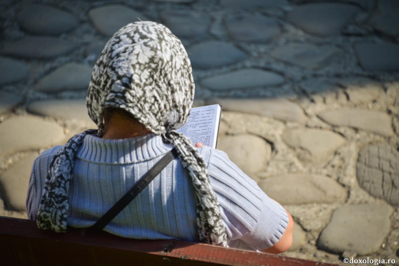 femeie citind rugăciuni