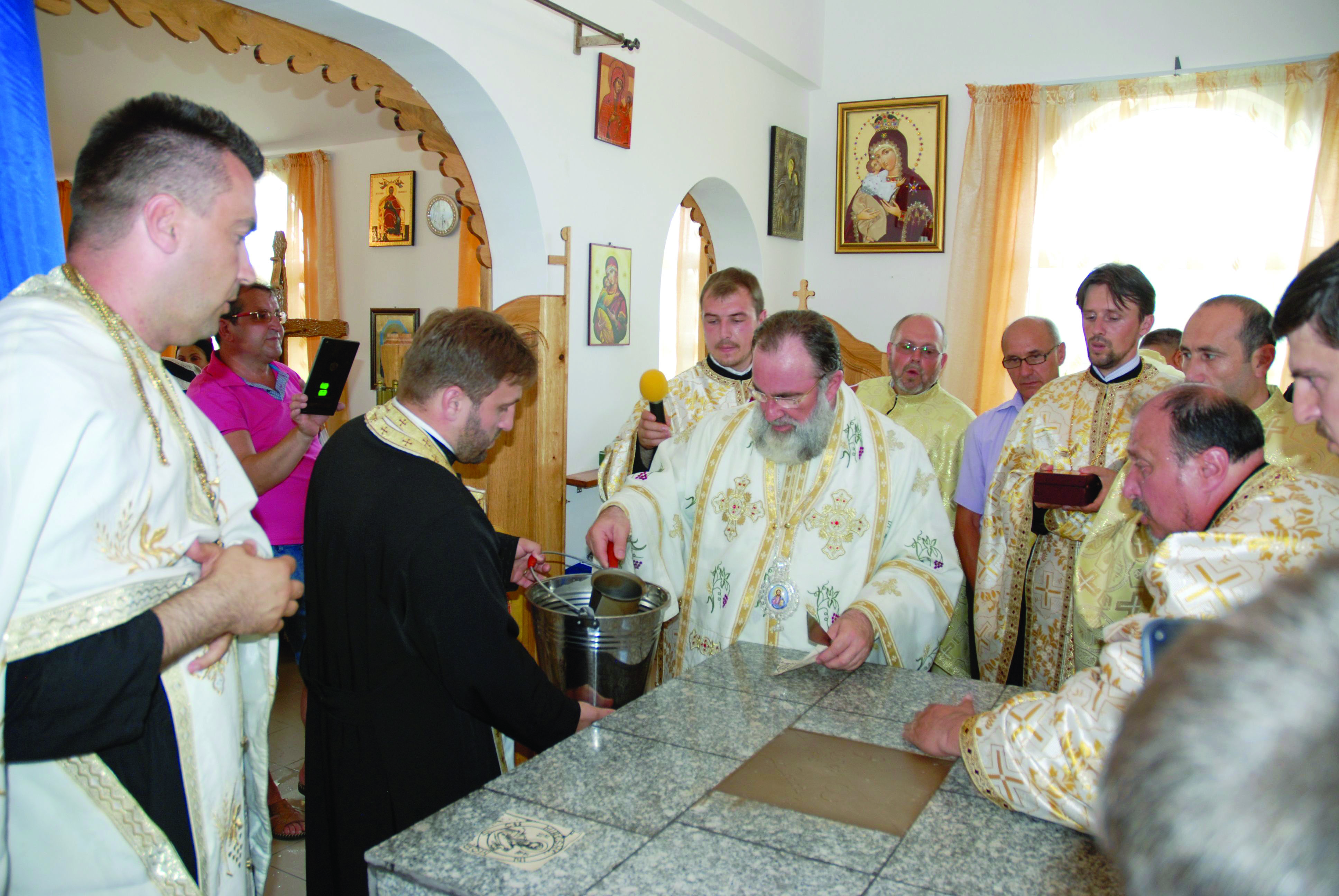 Sfinţiri în Parohia Răcăuţi din Arhiepiscopia Romanului şi Bacăului Sfinţiri în Parohia Răcăuţi din Arhiepiscopia Romanului şi Bacăului